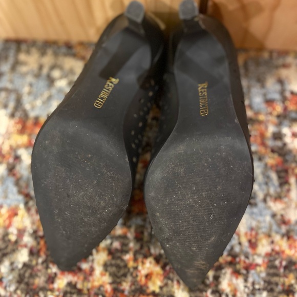 Restricted Heels with Cut Out Detail - Picture 4 of 4